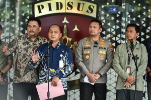 Konferensi Pers pelimpahan tersangka TPPU dan barang bukti ke Kejagung