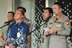 Konferensi Pers pelimpahan tersangka TPPU dan barang bukti ke Kejagung