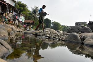 Debit air sungai Ciliwung di Bogor menyusut saat kemarau