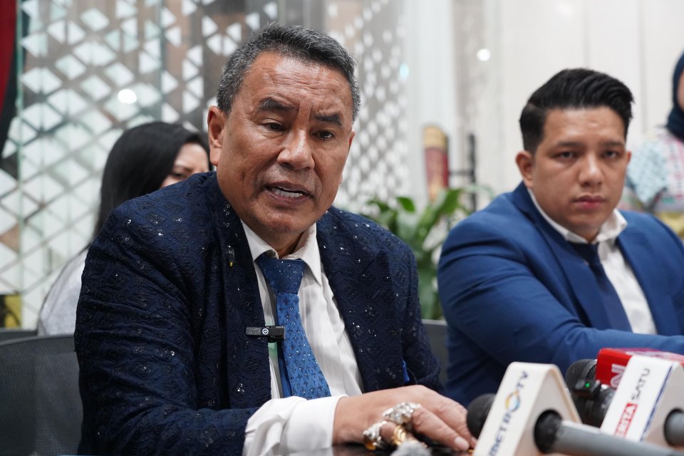 Kuasa hukum mantan Jaksa Agung Muda Tindak Pidana Khusus (Jampidsus) Febrie Adriansyah, Hotman Paris Hutapea menyampaikan keterangan di Kejaksaaan Agung, Jakarta, Jumat (17/7/2026). 