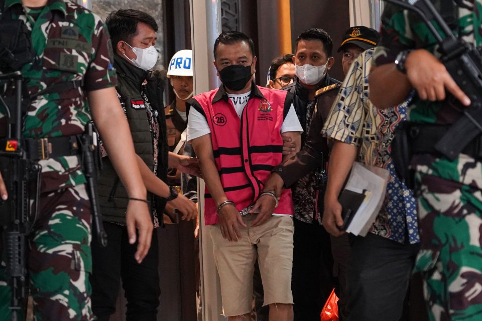 Tersangka kasus dugaan tindak pidana pencucian uang (TPPU) Don Ritto (tengah) digiring petugas menuju mobil tahanan di Kejaksaan Agung, Jakarta, Jumat (17/7/2026). Kejaksaan Agung menahan tersangka Don Ritto setelah penanganan kasusnya dilimpahkan oleh Di