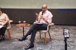 Menteri Negara Senior untuk Keberlanjutan dan Lingkungan Hidup Singapura Janil Putchuchearry saat berbincang dengan jurnalis Indonesia di Singapura, K