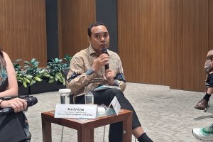 Menteri Negara untuk Urusan Luar Negeri Singapura Zhulkarnain Abdul Rahim saat berbincang dengan sejumlah jurnalis Indonesia di kantornya, Kamis (16/7