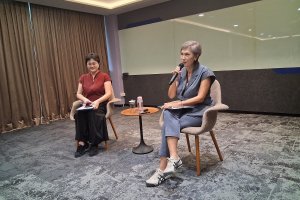 Menteri Pengembangan Digital dan Informasi Singapura Josephine Teo (kanan) saat berbicara dengan sejumlah jurnalis Indonesia di kantornya, Singapura, 