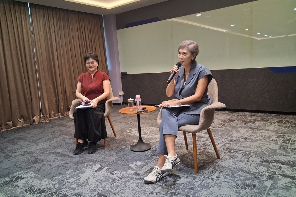 Menteri Pengembangan Digital dan Informasi Singapura Josephine Teo (kanan) saat berbicara dengan sejumlah jurnalis Indonesia di kantornya, Singapura, Senin (13/7). Foto: Ameidyo Daud/Katadata