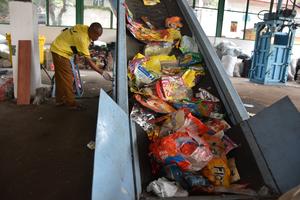 Pengolahan sampah plastik bernilai rendah di Bogor