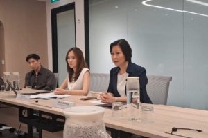 Menteri Negara Perdagangan dan Industri Singapura Gan Siow Huang saat berbincang dengan jurnalis Indonesia di kantornya, Singapura, (17/7). 