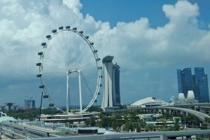 Suasana Singapore Flyer dan Marina Bay Sands di Singapura