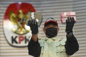 Barang bukti OTT Bupati Lombok Barat