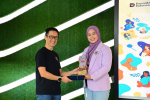 Direktur Human Capital Management Telkom Willy Saelan (kiri), menyerahkan penghargaan kepada salah satu pemenang Culture Award pada momen Culture Agen