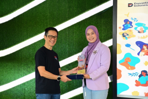 Direktur Human Capital Management Telkom Willy Saelan (kiri), menyerahkan penghargaan kepada salah satu pemenang Culture Award pada momen Culture Agen