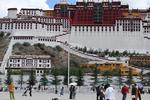 Lapangan Istana Potala di Lhasa