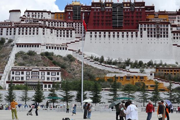 Lapangan Istana Potala di Lhasa