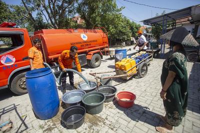 Distribusi air bersih di Indramayu