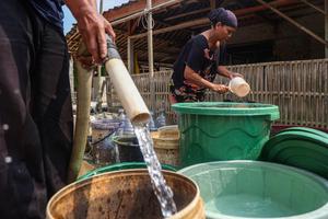 Pendistribusian air bersih dampak kekeringan di Karawang