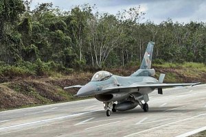 Jet tempur F-16 TNI AU menguji coba pendaratan dan lepas landas di Jalan Tol Trans Sumatera (JTTS) Ruas Terbanggi Besar-Pematanag Panggang-Kayu Agung 