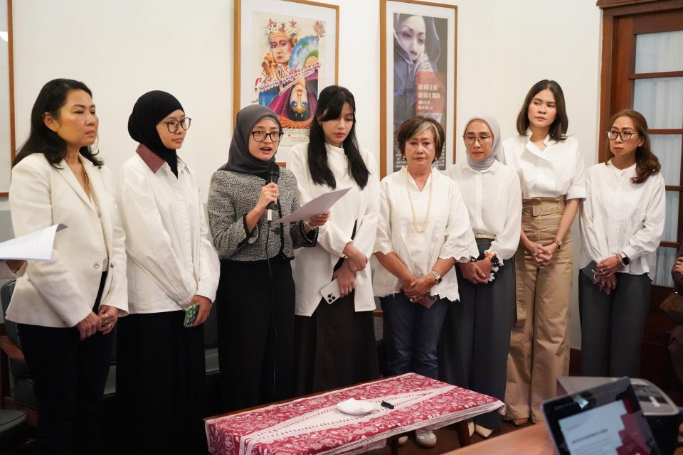Sejumlah ibu-ibu keluarga korban kriminalisasi kasus korupsi menyampaikan keterangan pada konferensi pers kelompok perempuan anti kriminalitas di Jakarta, Rabu (22/7/2026). Konferensi tersebut mengangkat tema hentikan diskriminasi hukum: menolak standar g