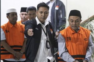 Tersangka kasus dugaan korupsi dana hibah Pemerintah Provinsi Jawa Timur Achmad Yahya (kanan), Ra Wahid Ruslan (kiri), dan M Fathullah (kedua kiri) me