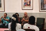 Wakil Ketua Komisi Pemberantasan Korupsi 2003-2007 Amien Sunaryadi (kemeja kotak) dalam Konferensi Pers Kelompok Perempuan Anti Kriminalisasi di Jakar