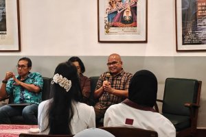 Wakil Ketua Komisi Pemberantasan Korupsi 2003-2007 Amien Sunaryadi (kemeja kotak) dalam Konferensi Pers Kelompok Perempuan Anti Kriminalisasi di Jakar