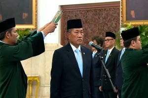 Wakil Menteri Pertahanan Donny Ermawan saat dilantik menjadi Gubernur Universitas Republik Indonesia.