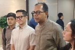 Selebritas Dude Harlino (tengah kiri) dan kuasa hukum Dude Harlino, Haris Azhar (tengah kanan) memberikan keterangan kepada awak media di Gedung Bares