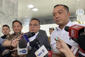 Wakil Ketua DPR Sufmi Dasco Ahmad (tengah) dan Menteri Sekretaris Negara Prasetyo Hadi (kanan)