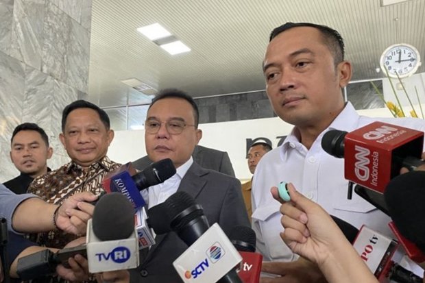 Wakil Ketua DPR Sufmi Dasco Ahmad (tengah) dan Menteri Sekretaris Negara Prasetyo Hadi (kanan)