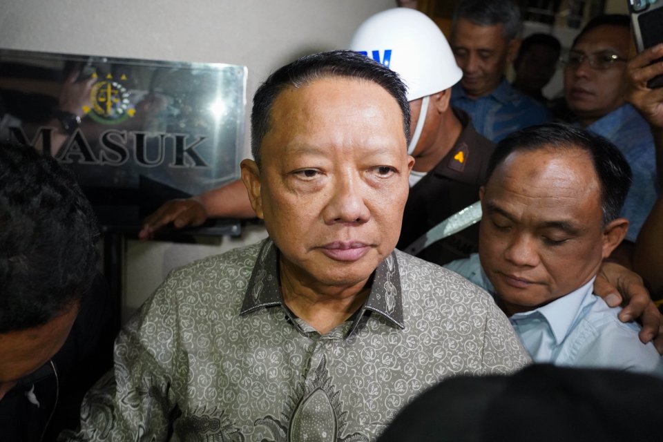 Mantan Jaksa Agung Muda Tindak Pidana Khusus Febrie Adriansyah berjalan menuju mobil tahanan usai menjalani pemeriksaan di Gedung Utama Kejaksaan Agung, Jakarta, Jumat (24/7/2026). 