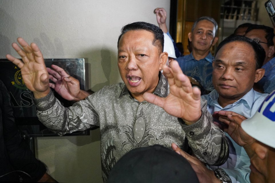 Mantan Jaksa Agung Muda Tindak Pidana Khusus Febrie Adriansyah menjawab pertanyaan wartawan usai menjalani pemeriksaan di Gedung Utama Kejaksaan Agung, Jakarta, Jumat (24/7/2026). 