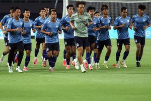 Latihan Timnas Kamboja di Stadion Pakansari