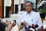 Menteri Sekretaris Negara Prasetyo Hadi usai mengumumkan mundurnya Gubernur BI Perry Warjiyo, Senin (27/7)