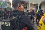 Polisi berjaga di sekitar Matraman Dalam, Jakarta Pusat.