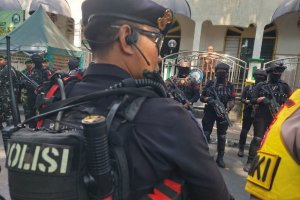 Polisi berjaga di sekitar Matraman Dalam, Jakarta Pusat.