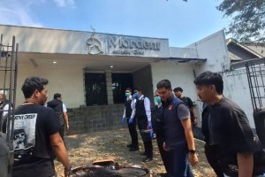 Polisi melakukan olah tempat kejadian perkara Sutrimo di Kebayoran Baru, Jakarta, Senin (27/7).