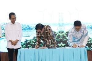 Wali Kota Batam, Amsakar Achmad, bersama Wakil Wali Kota Batam, Li Claudia Chandra, menyaksikan penandatanganan PJBTL antara PT PLN Batam dan PT Altiv