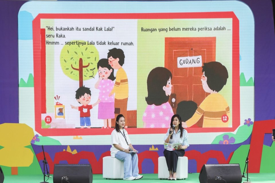 Dirjen Komunikasi Publik dan Media Komdigi Fifi Aleyda Yahya membacakan buku 'Ketika Lala Bermain Gadget' di ajang kumparanMOM Festival Hari Anak 2026 di Ex Taman Anggrek, Gelora Bung Karno, Jakarta, 25-26 Juli 2026. 