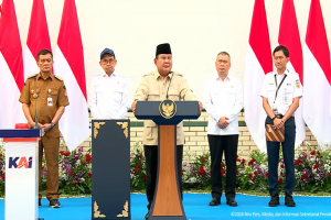 Presiden Prabowo Subianto saat meresmikan revitalisasi Stasiun Semarang Tawang, Kamis (30/7). 