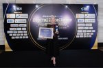 CEO Regional 2 bank bjb Hindun Herdiyani mewakili manajemen bank bjb menerima penghargaan Top Digital Application Regional Bank (BPD) – DIGI bank bjb 
