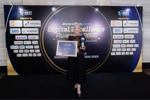 CEO Regional 2 bank bjb Hindun Herdiyani mewakili manajemen bank bjb menerima penghargaan Top Digital Application Regional Bank (BPD) – DIGI bank bjb 