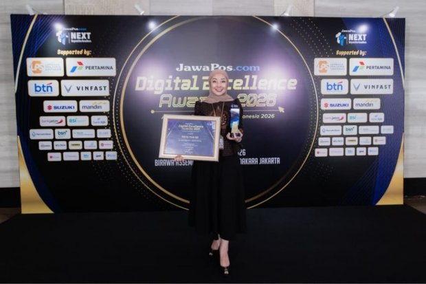 CEO Regional 2 bank bjb Hindun Herdiyani mewakili manajemen bank bjb menerima penghargaan Top Digital Application Regional Bank (BPD) – DIGI bank bjb pada ajang JawaPos.com Digital Excellence Awards 2026 di Jakarta, Kamis (30/7).