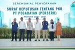 Jajaran manajemen PT Pegadaian (Persero), Kementerian Ketenagakerjaan RI, dan perwakilan serikat pekerja berfoto bersama usai seremoni penyerahan Sura