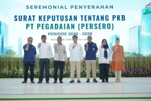 Jajaran manajemen PT Pegadaian (Persero), Kementerian Ketenagakerjaan RI, dan perwakilan serikat pekerja berfoto bersama usai seremoni penyerahan Sura