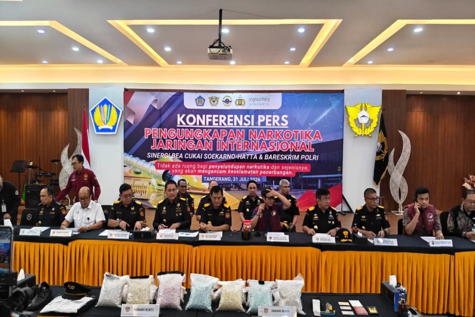 Bea Cukai Soekarno-Hatta bersama Bareskrim Polri menggagalkan upaya penyelundupan 26 kilogram narkotika jenis ekstasi yang dibawa seorang kopilot maskapai asing berkewarganegaraan Malaysia