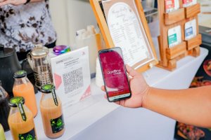 Nasabah memanfaatkan aplikasi JakOne Mobile untuk bertransaksi secara digital melalui pemindaian QRIS.