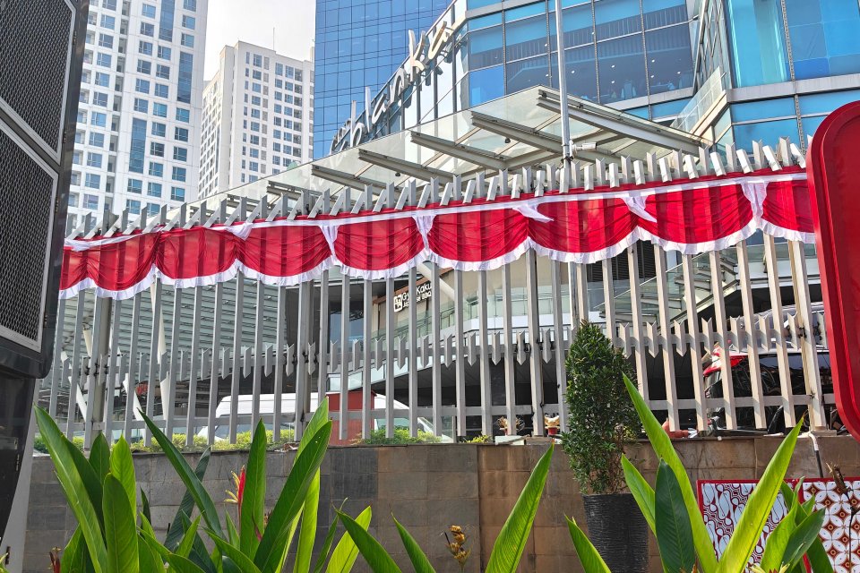 Pagar besi yang terpasang di Mal Kota Kasablanka, Jakarta, Sabtu (1/8/2026). 