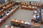 Advokat Juniver Girsang saat mengikuti rapat bersama Komisi III DPR RI di kompleks parlemen, Jakarta, Senin (3/8/2026). 