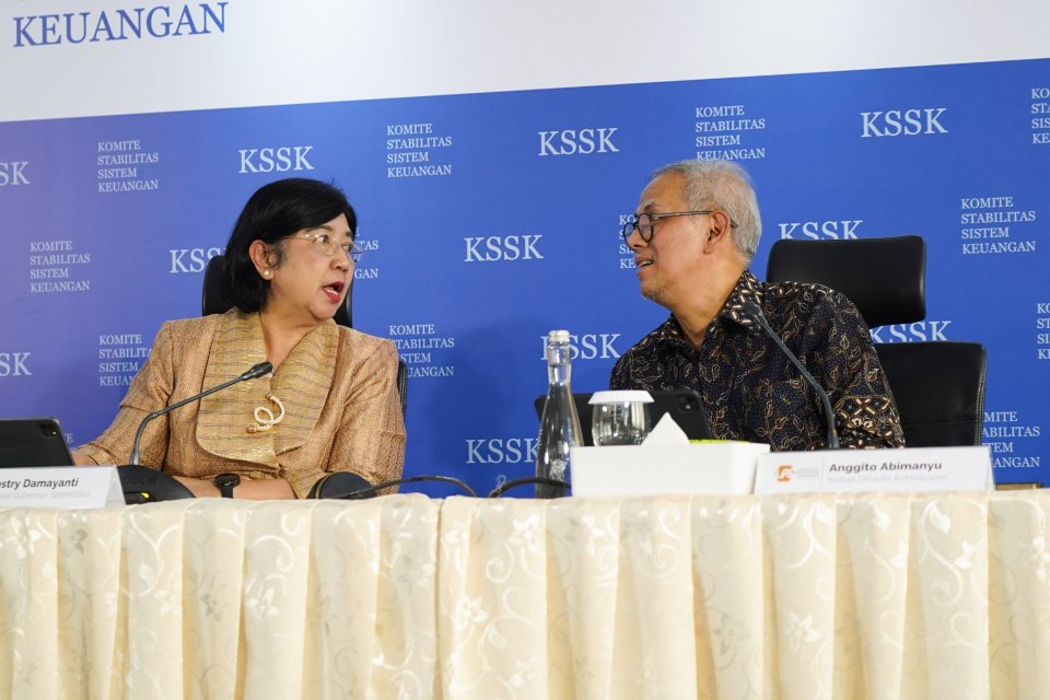 Pejabat Gubernur Sementara Bank Indonesia (BI) Destry Damayanti (kiri) berbincang dengan Ketua Dewan Komisioner LPS Anggito Abimanyu saat konferensi pers hasil rapat berkala Komite Stabilitas Sistem Keuangan (KSSK) III 2026 di Jakarta, Senin (3/8/2026). 