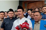 Menteri Pertanian Andi Amran Sulaiman (tengah), memberi keterangan kepada awak media usai berdialog dengan organisasi pemuda, mahasiswa dan pelajar di
