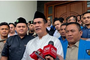 Menteri Pertanian Andi Amran Sulaiman (tengah), memberi keterangan kepada awak media usai berdialog dengan organisasi pemuda, mahasiswa dan pelajar di